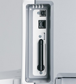 Příklad umístění konektorů USB a LAN rozhraní současně s WiFi anténou na zadním panelu tiskárny
